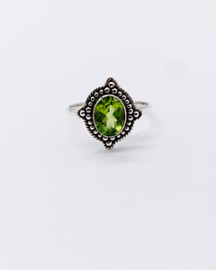 PERIDOT POINT RING • Sz 7.5