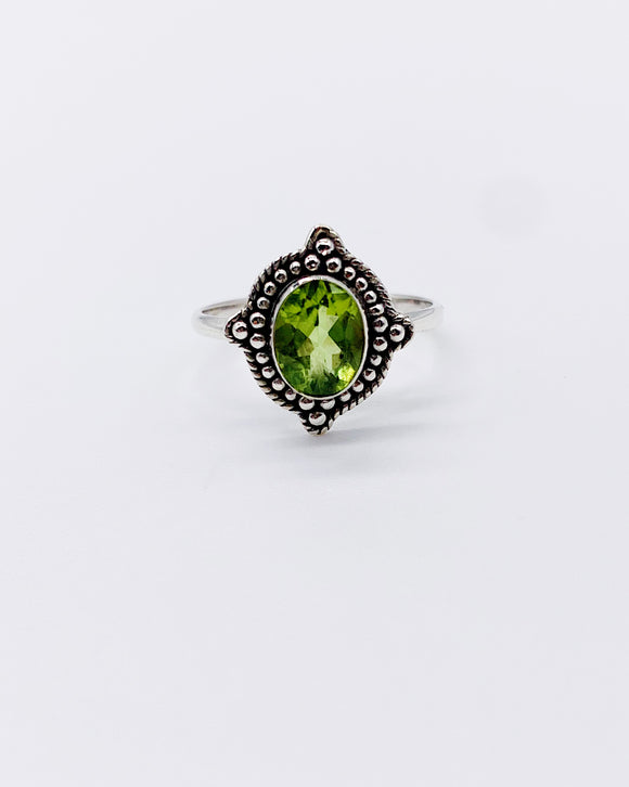 PERIDOT POINT RING • Sz 7.5