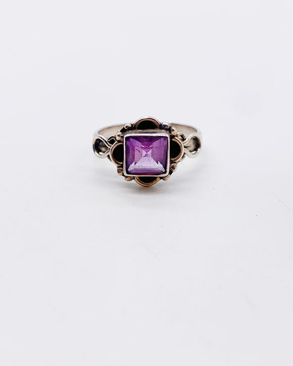 SQUARE AMETHYST LOOP RING