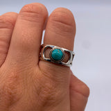 KINGMAN TURQUOISE CRESCENT MOON STERLING SILVER BAND RING ⋄ SIZE 7.75