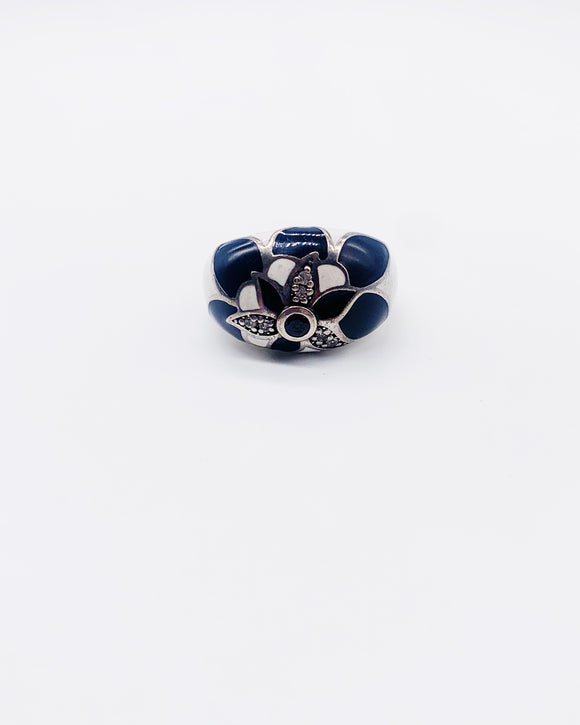 BLACK & WHITE FLOWER RING