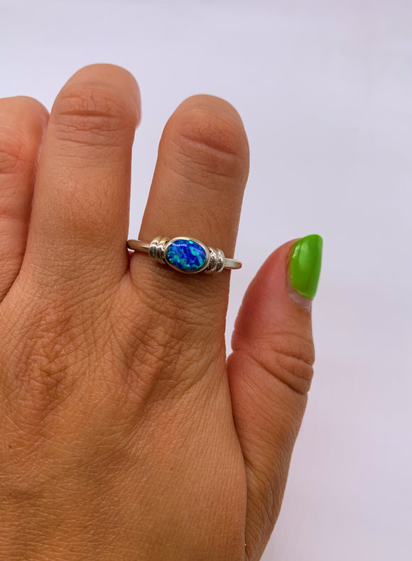 OVAL BLUE OPAL RING • Sz 9